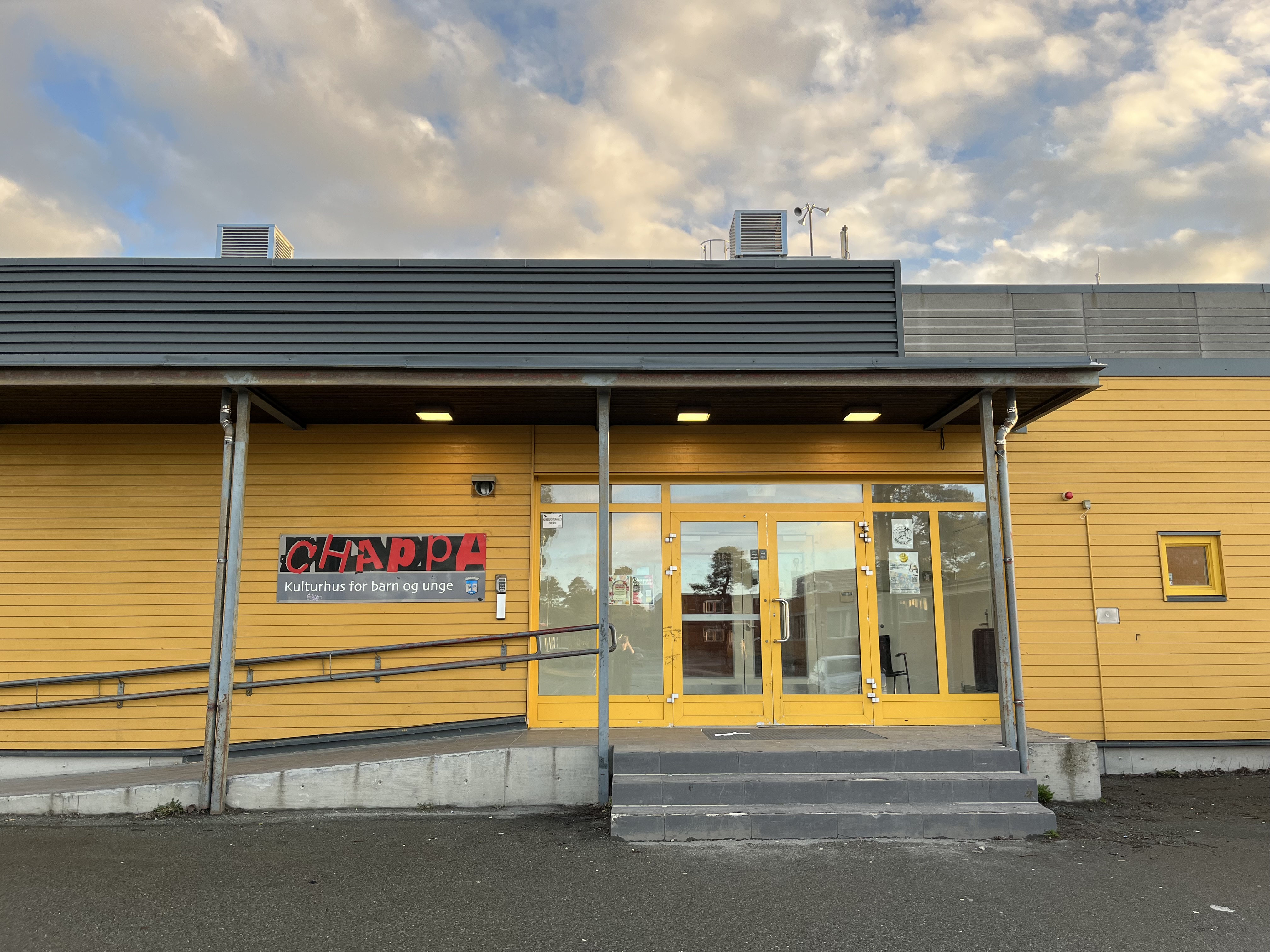 Bilde av inngangspartiet til Chappa fritidsklubb