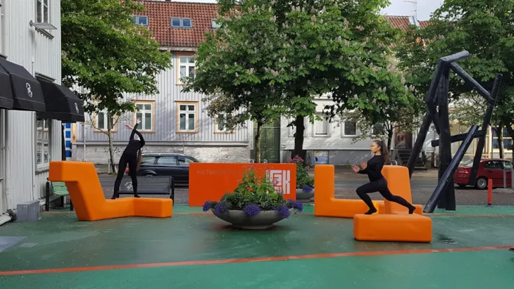 Uteplassen ISAK med dansere