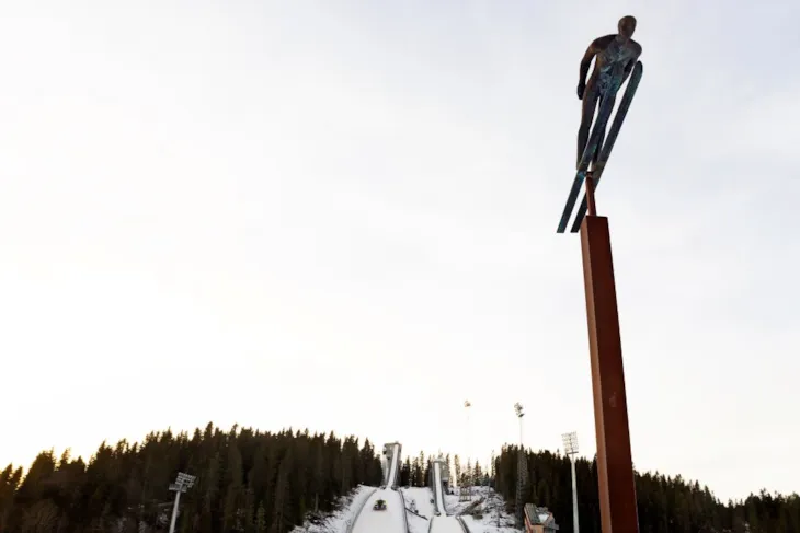 Statue av skihopper sett nedenfra
