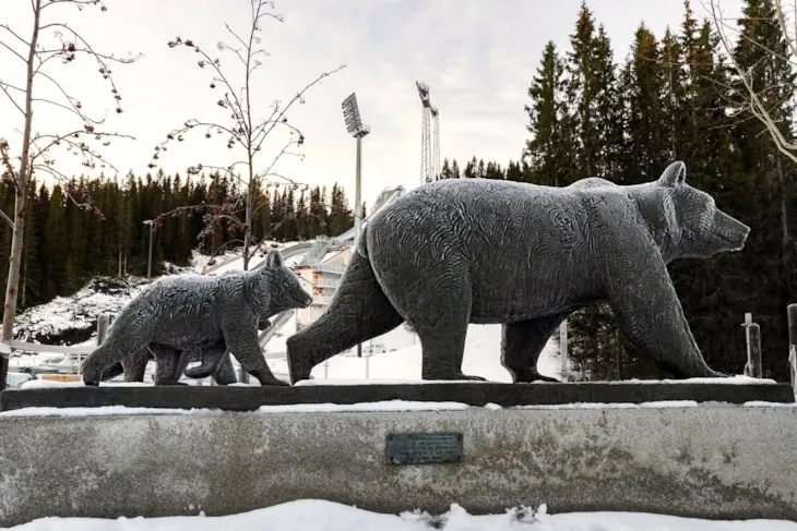En statue av en bjørnebinne og to unger som går bak