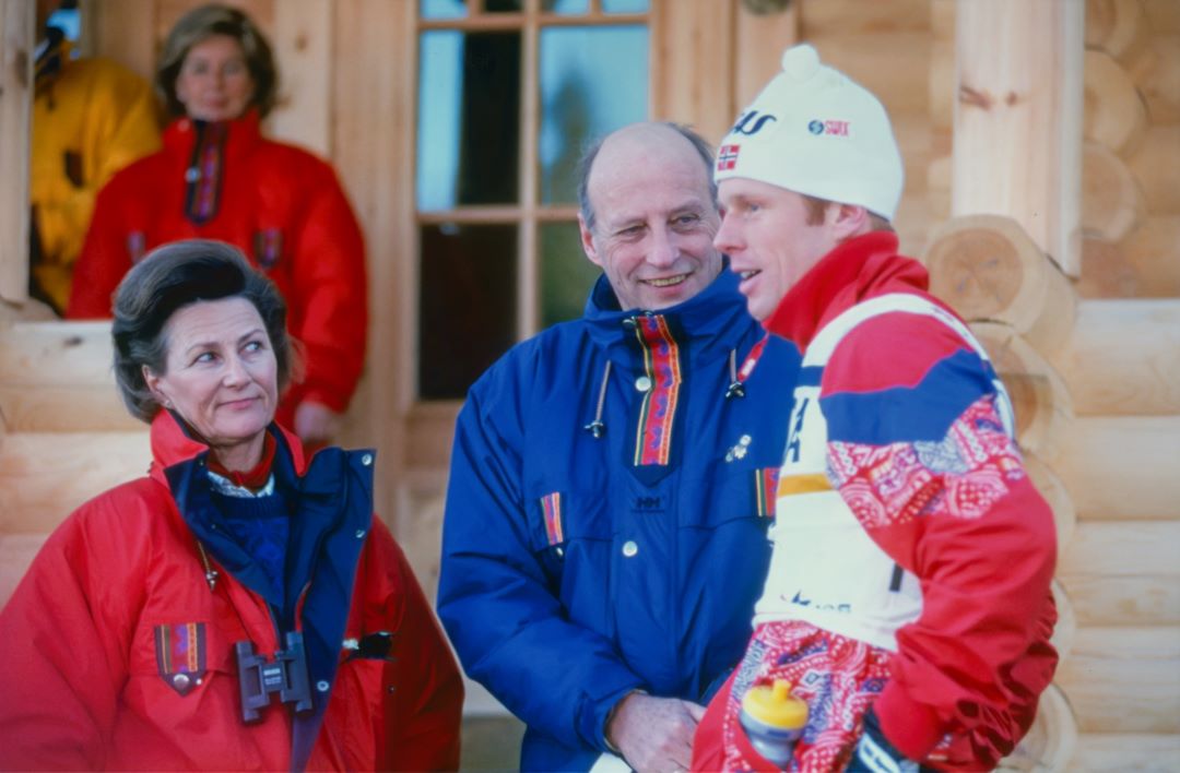 To personer i friluftskl&aelig;r gratulerer en skil&oslash;per