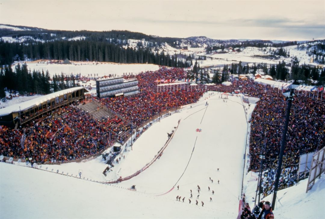 Unnarennet i en hoppbakke med fulle tribuner rundt