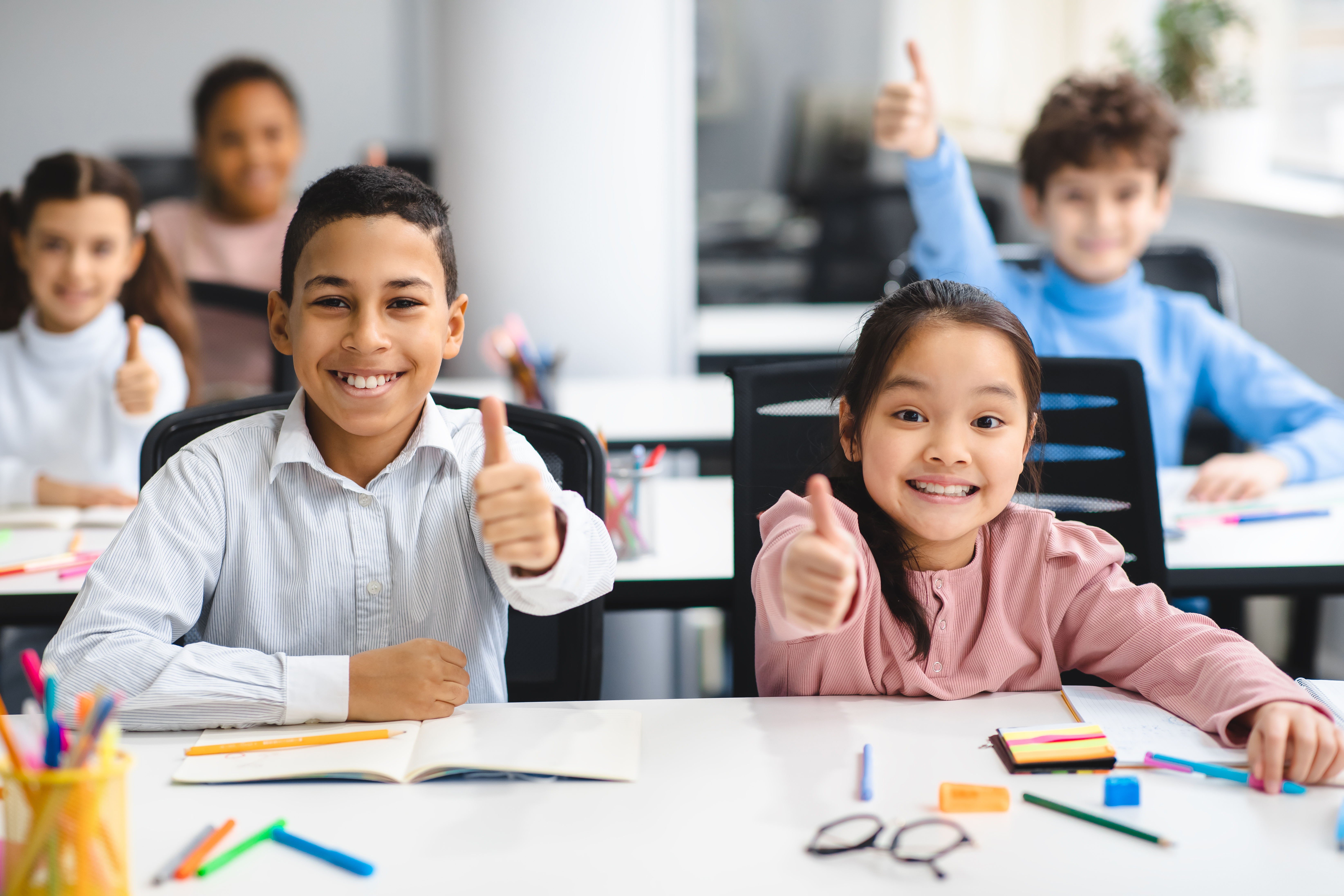 Glade barn med tommel opp