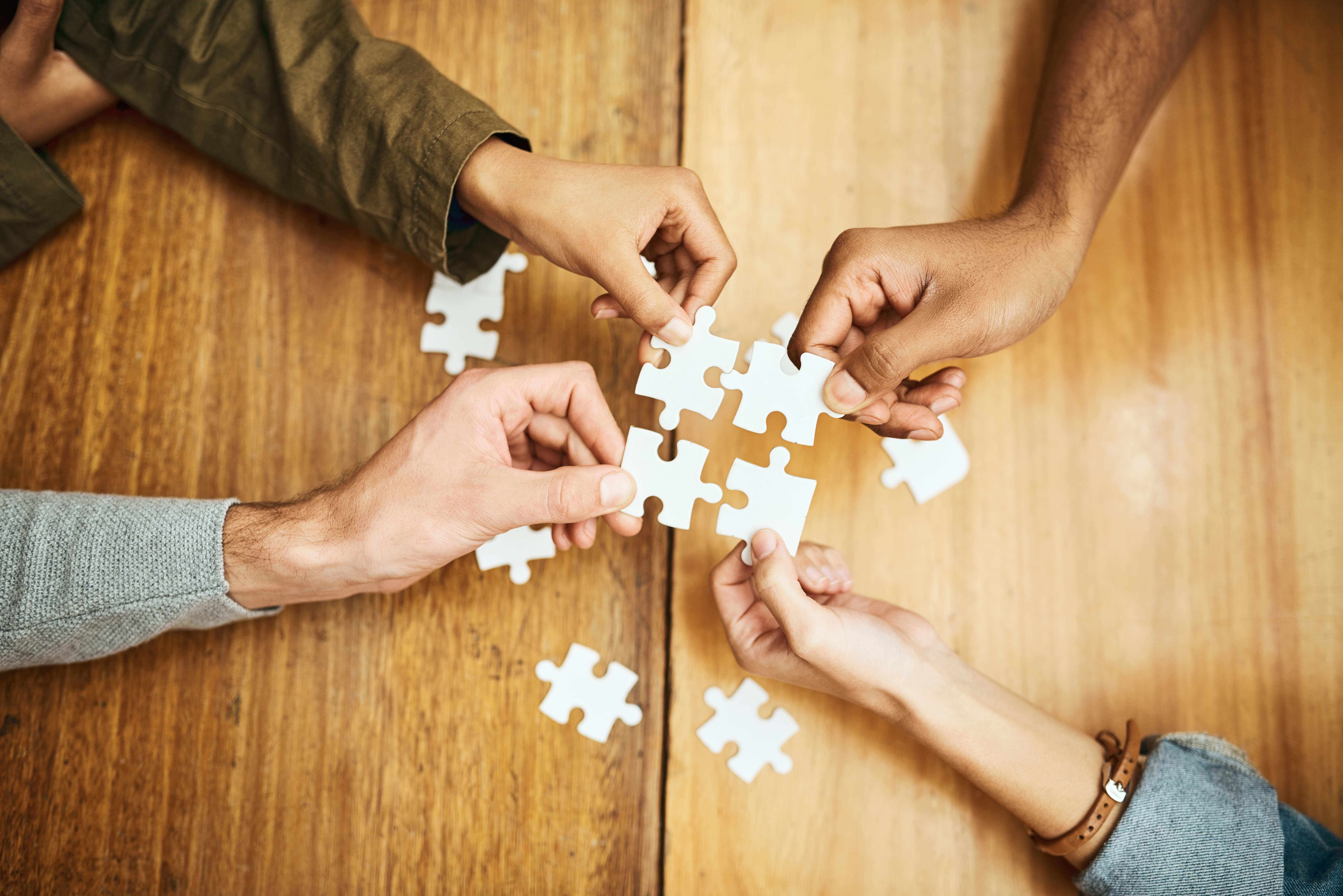 Hender som bygger et puslespill
