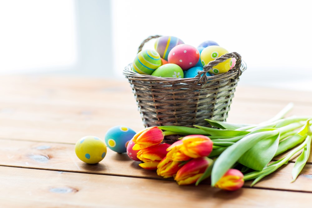 Påskeegg i ei kurv