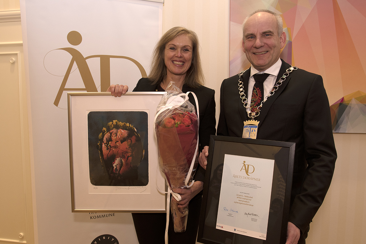 Prisvinner Jorunn Helbostad og varaordfører Ola Lund Renolen.