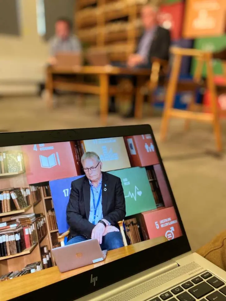 Illustrasjonsbilde av kommunedirektør Morten Wolden på en laptop