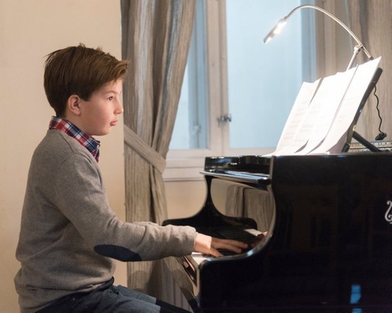 FINGERFERDIGHETER: Lucas Isdahl , elev ved kulturskolen, imponerte med et nydelig stykke fra “Den fabelaktige Amélie fra Montmartre” på flygelet. Lucas Isdahl , elev ved kulturskolen