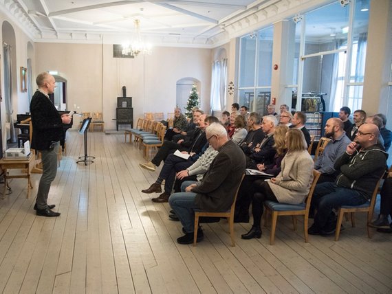 JURYENS DOM: Varaordfører og juryleder Ola Lund Renolen hadde mange godord om årets prisvinner. Varaordfører og juryleder Ola Lund Renolen