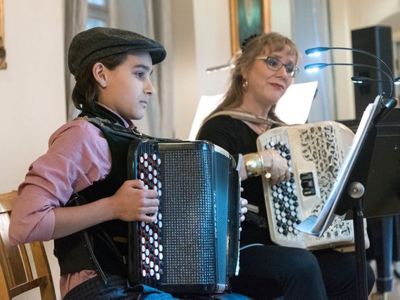 VAKKERT: Kulturskoleelev Ferdinand Whaba og trekkspillærer Berit Lillevold fremførte “Sigøyner intermezzo” under prisutdelingen. Kulturskoleelev Ferdinand Whaba