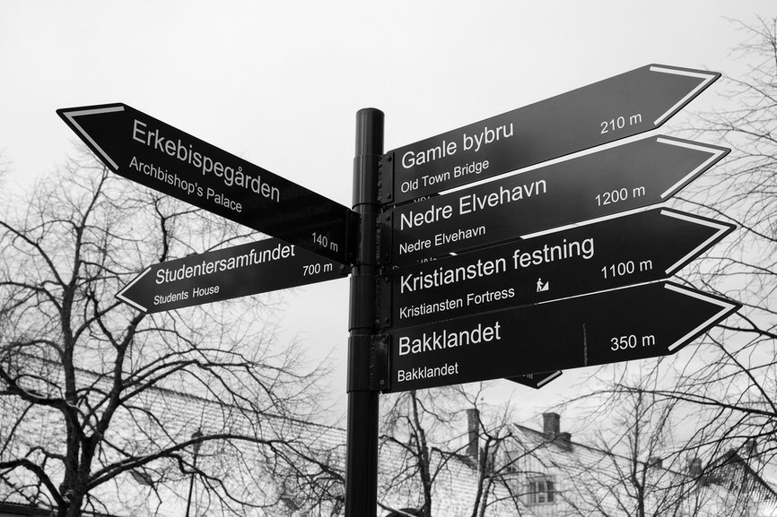 Eksempel på skilt som viser retning og avstand til viktige steder i Midtbyen. Det er god kontrast mellom bakgrunn og tekst på skiltene