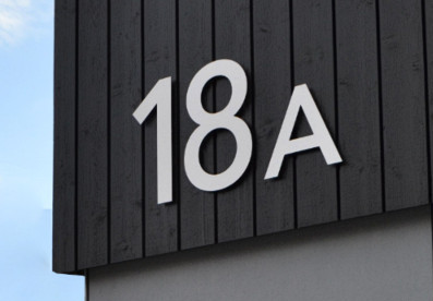 Eksempel p&aring; godt utformet husnummerskilt