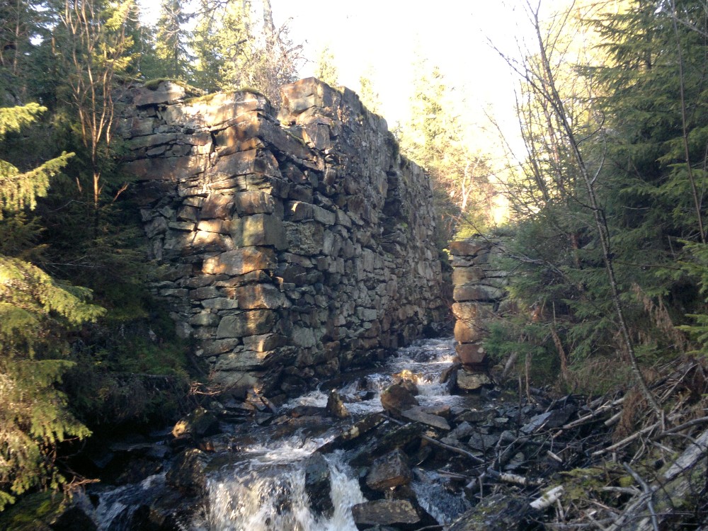 Det var tre m&oslash;llebruk i elva nedenfor Skjellbreia.