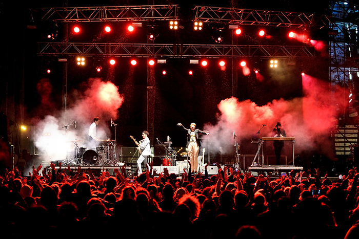 Konsert med lys og r&oslash;yk p&aring; scenen