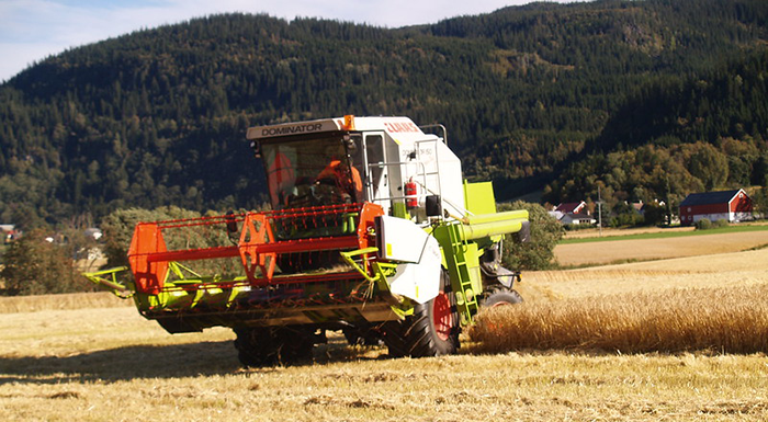 Skurtresker ute p&aring; &aring;keren