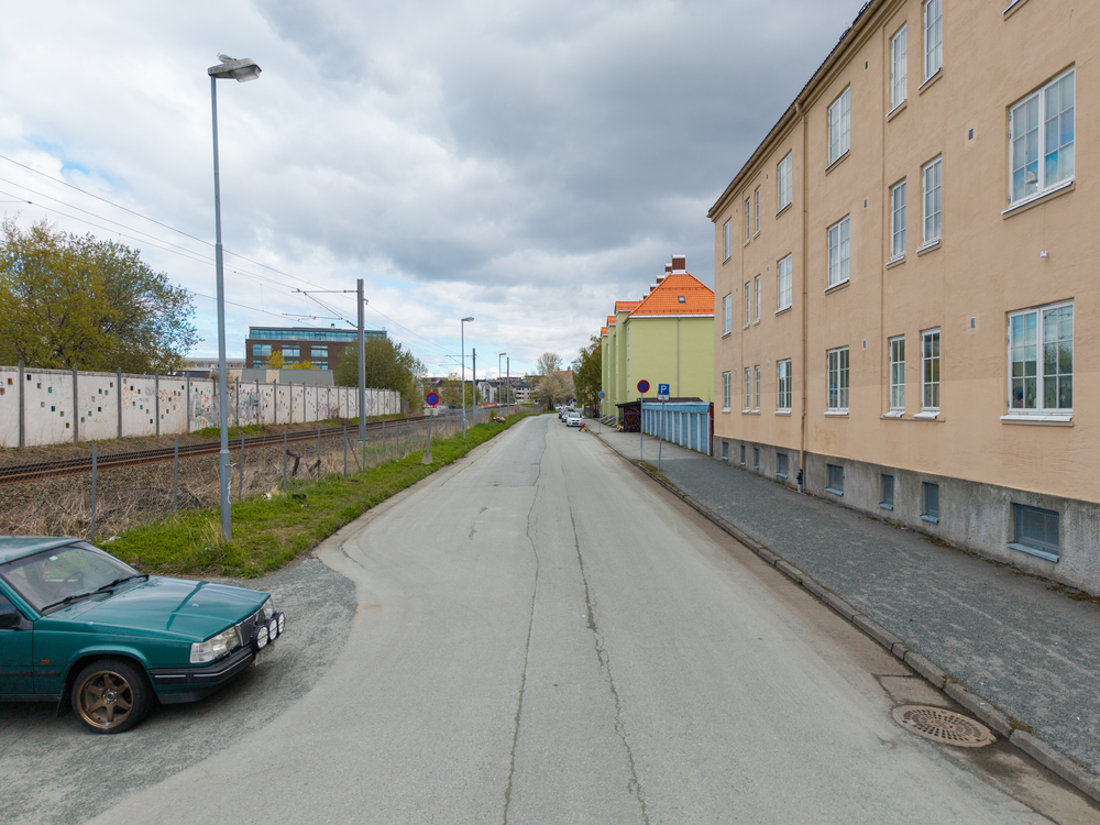 Gate, blokk og bil