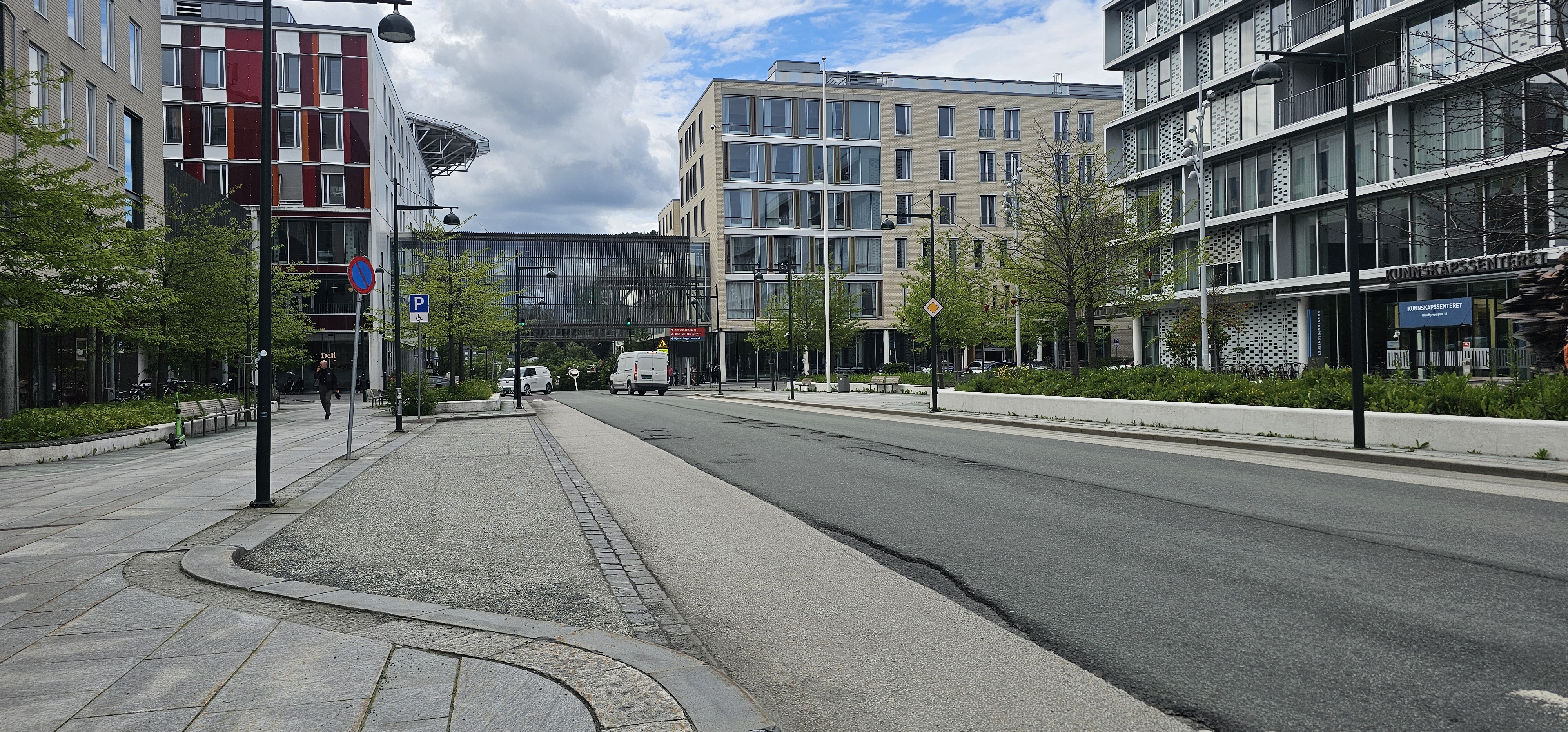Bilveg med nylagt asfalt ved sykehuset 