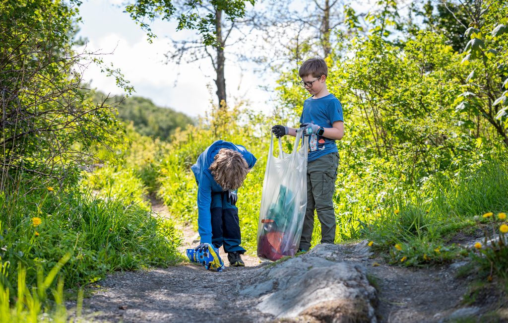 Barn som samler s&oslash;ppel i Bymarka
