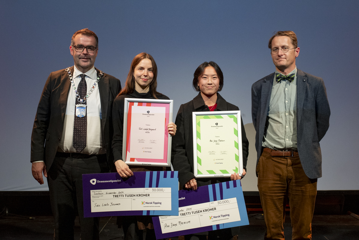 Ordfører Kent Ranum, mottaker av Drømmestipendet Tiril Lorås Ystgård og Ane Jinye Mæhlum, byråd for kultur, idrett og friluftsliv, Trond Åm. Ikke tilstede: Jonas Elisabethsønn Antonsen.