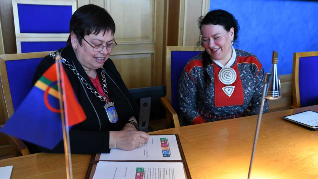 Ordfører Rita Ottervik og Sametingspresident Silje Karine Muotka signerer avtale.