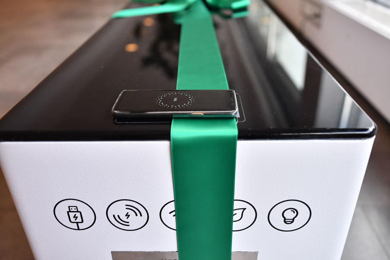 Teknologisk benk med grønn sløyfe