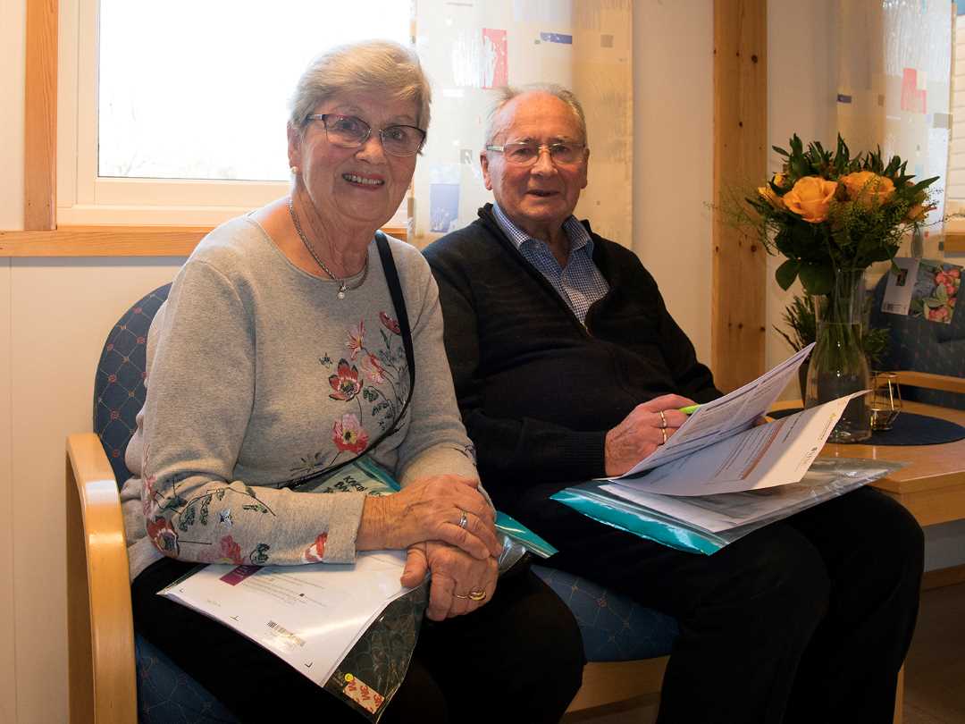 Kvinne og mann sitter og smiler