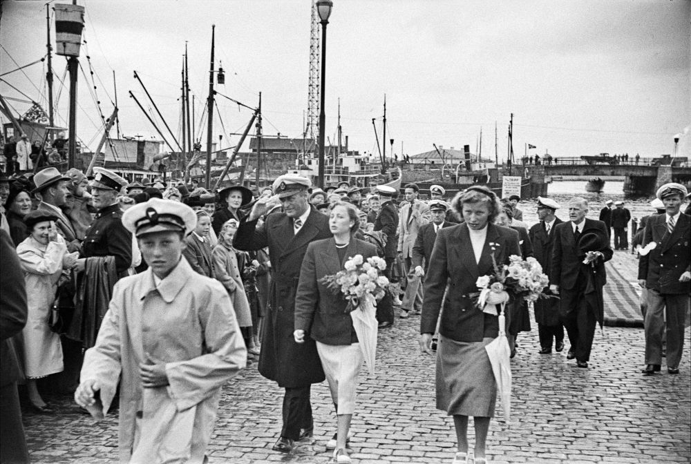Foto fra1949 hvor prins Harald kommer opp fra kaia i Ravnkola med resten av kongefamilien bak.