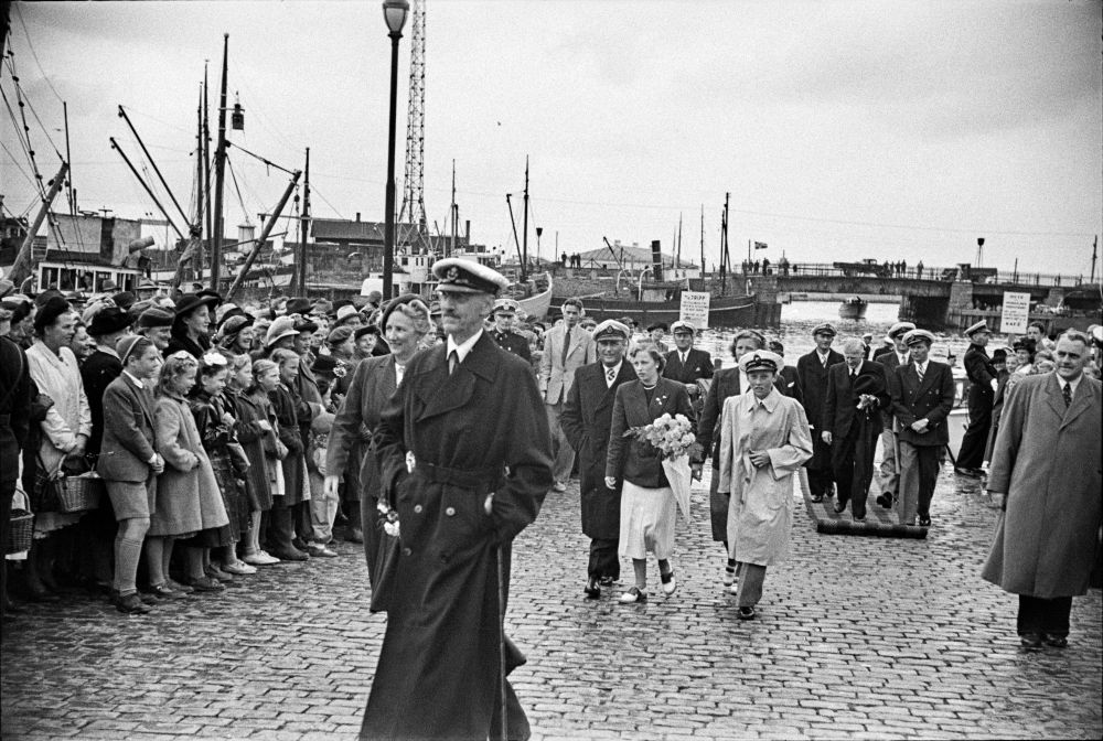 Kong Haakon og resten av kongefamilien mottar folkets hyllest i Ravnkloa.
