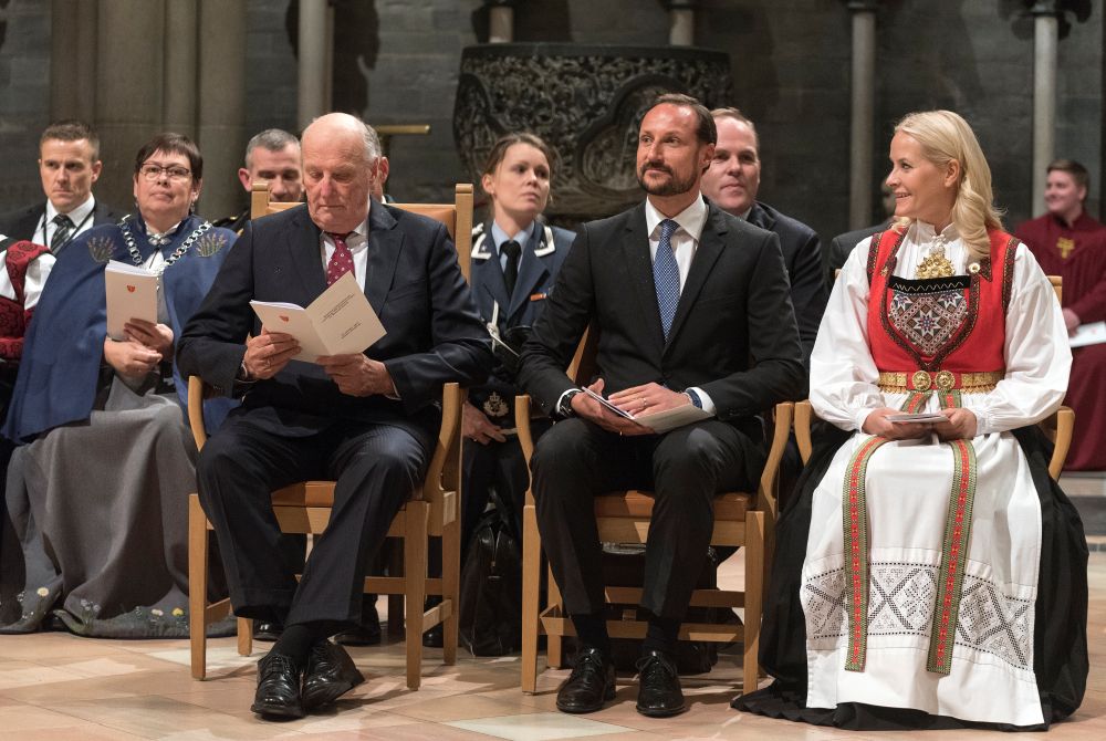 Kong Harald og kronprinsparet i Nidarosdomen under den økumeniske gudstjenesten i 2017.