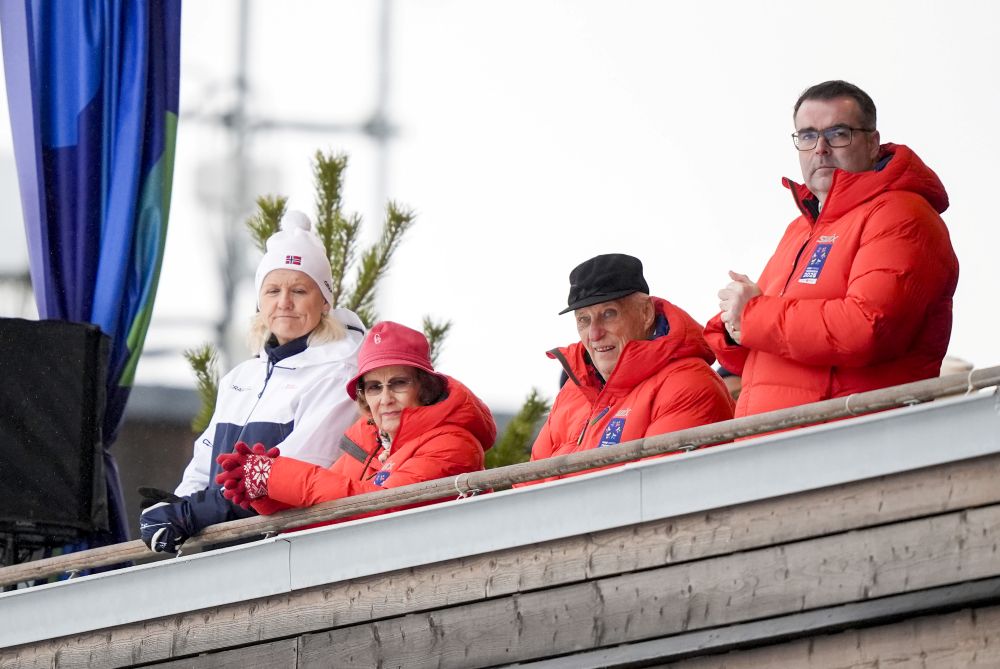 Kong Harald på kongetribunen under ski-VM sammen med Tove Moe Dyrhaug, dronning Sonja og ordfører Kent Ranum i 2025.