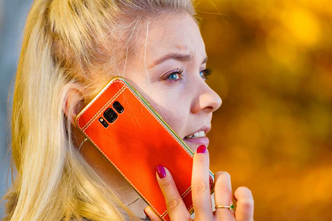 Dame som snakker i en mobiltelefon