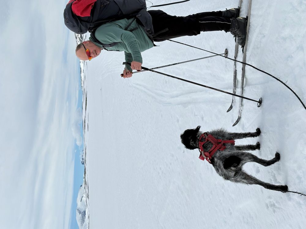 Lars Magnussen og hund p&aring; skitur p&aring; fjellet