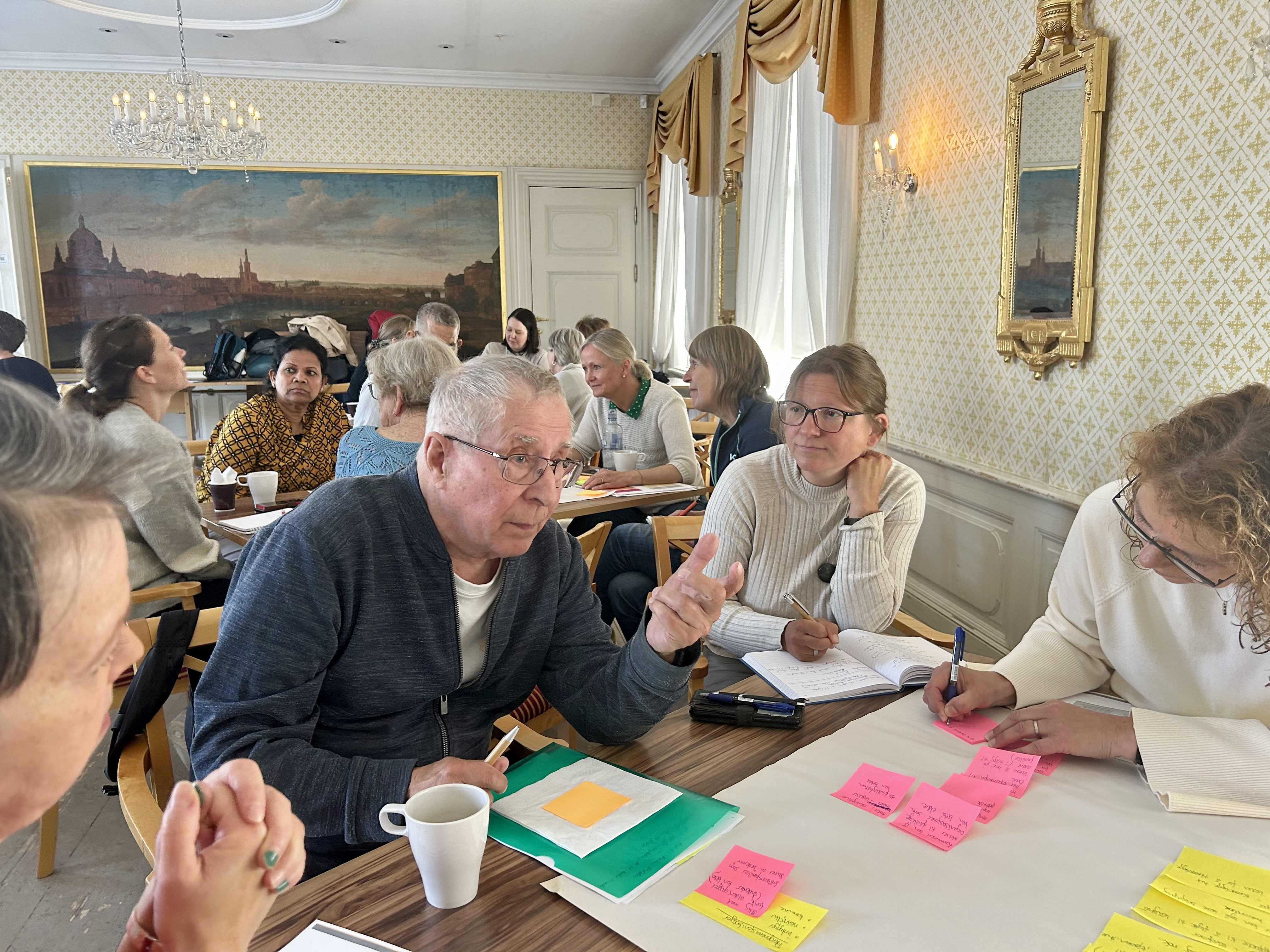 En gruppe mennesker har møte i Hornemannsgården