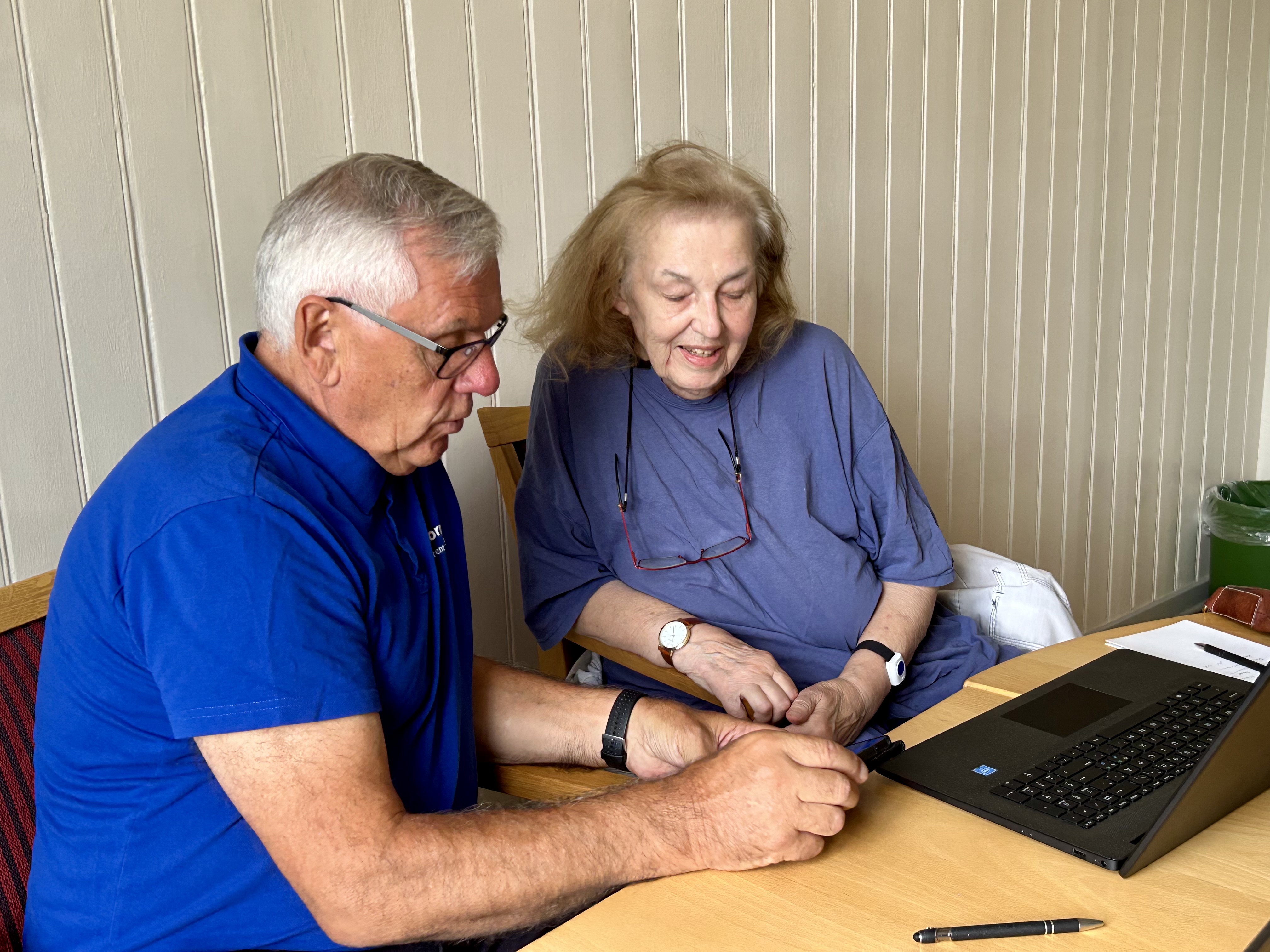 Mann underviser om PC til kvinne 