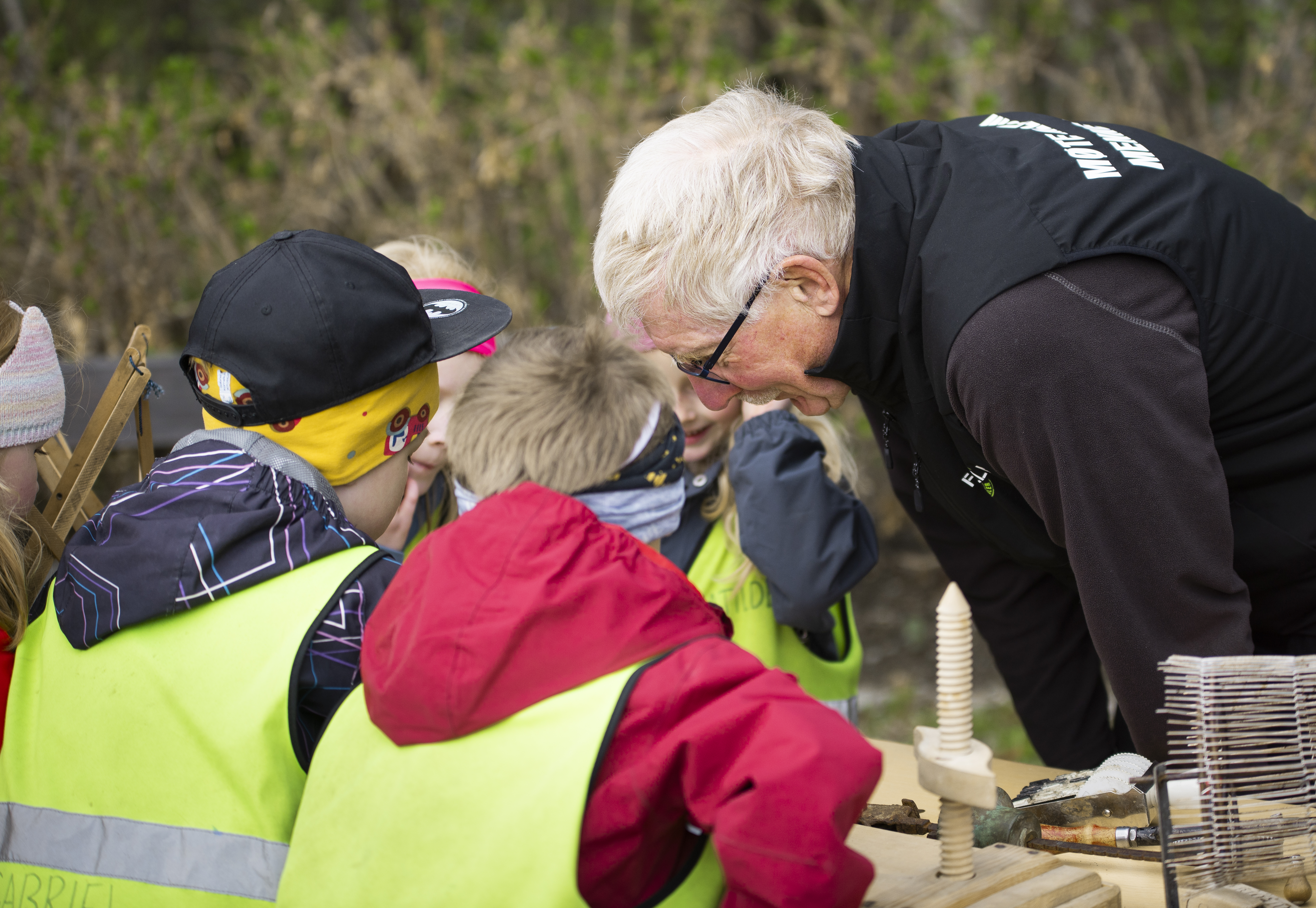 En frivillig pensjonist veileder barn