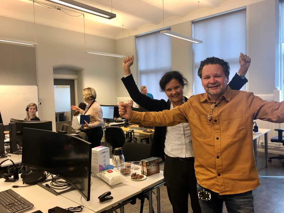 Foto av jublende medarbeidere.