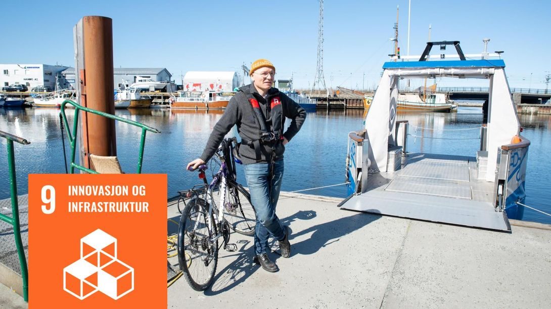 Bilde av forsker Egil Eide på kaia foran liten selvkjørende kanalferje.