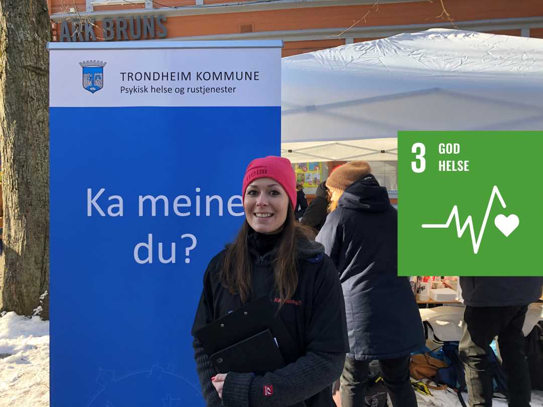 Bilde av vernepleier Yvonne Bøkseth på Nordre foran plakat hvor det står Ka meine du?