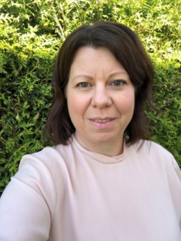 Kommunepsykolog Viviann Sandberg Larsen går igjennom tilbakemeldingene fra byens befolkning. Nærbilde av Viviann Sandberg Larsen