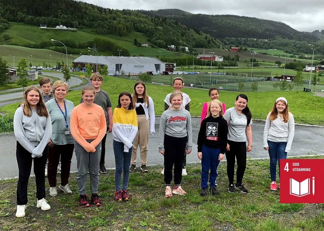 Bilde av elever og rektor ved Utleira skole