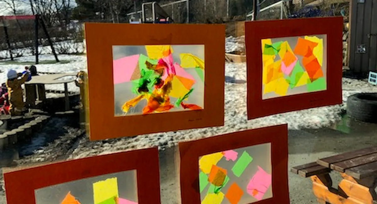 Barnekunst på vinduene med utsikt til uteleikeplassen