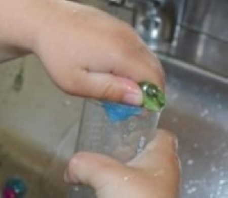 Barn som leker med vann