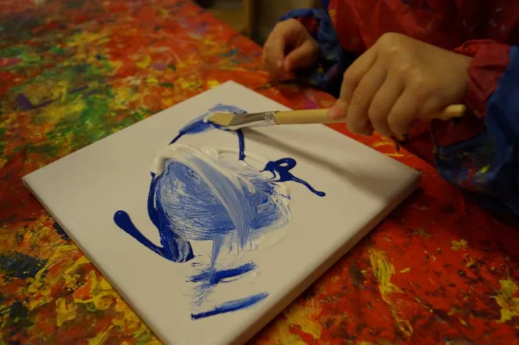 Barn som maler p&aring; lerret