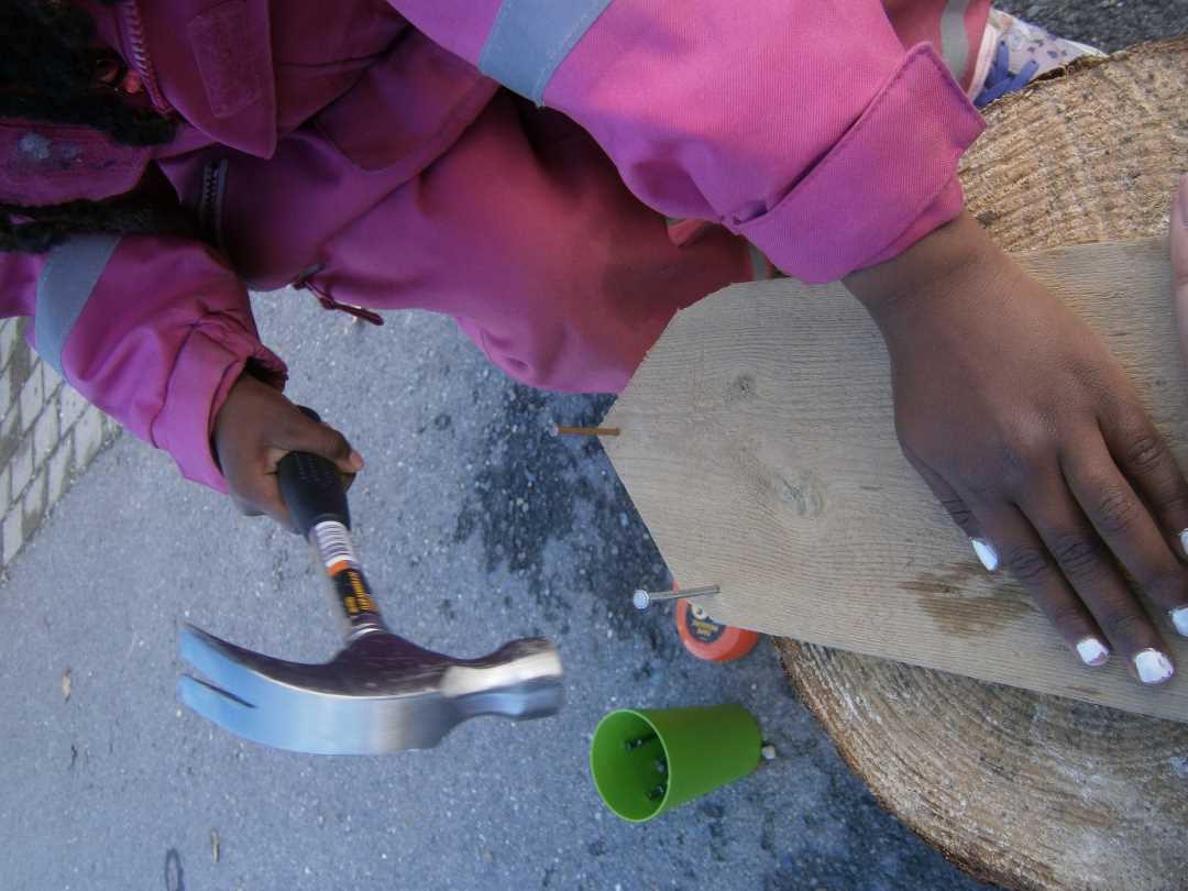 Barn som sl&aring;r med hammer