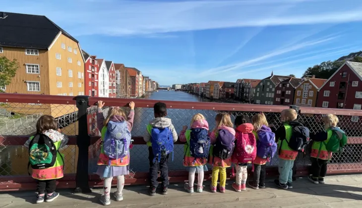 Barn som står på Gamble Bybro og kikker utover mot elvas utløp