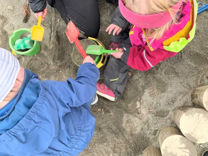 Barn som leker i sandkassen