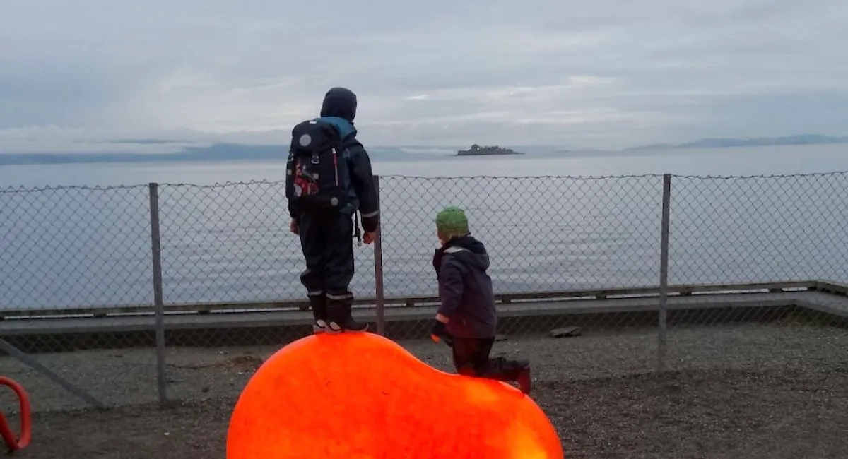 Ilsvika barnehage uteområdet med utsikt utover Trondheimsfjorden