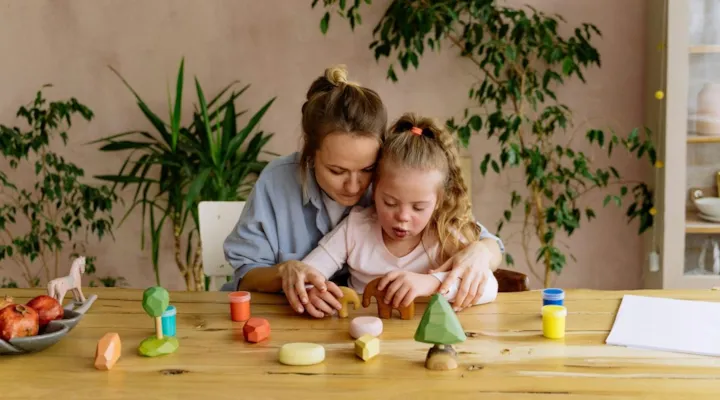En mor hjelper et barn med hobbyaktivitet