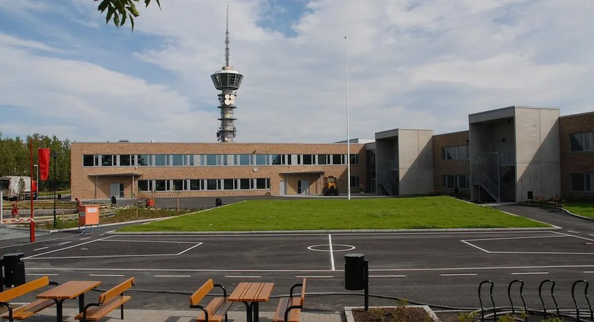 Blussuvoll skole med Tyholt-tårnet i bakgrunnen