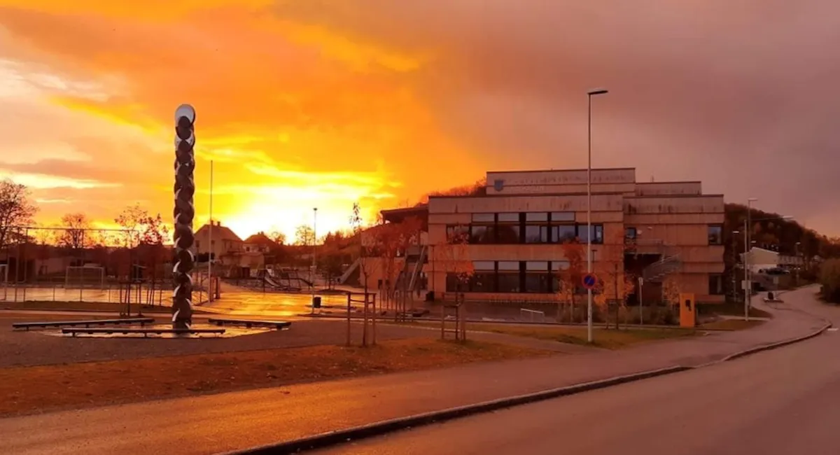 Lade skole i solnedgang